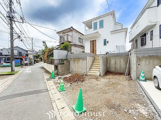 前面に車庫2台駐車できるスペースがある物件です。