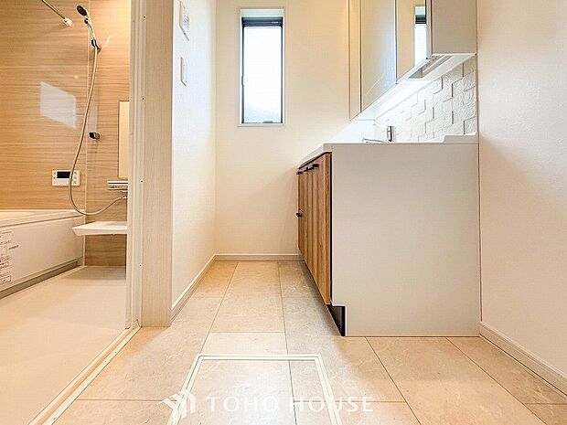 清潔感のあるカラーで統一されたプライベート空間は、身だしなみチェックや肌のお手入れに最適です。