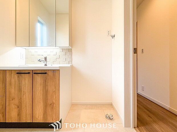 洗濯機を配置しても十分なスペースを確保した設計となっております。