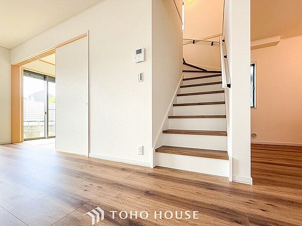 パブリックゾーンとプライベートゾーン繋ぐ階段。豊かな陽光が注ぎ込み、爽やかな住空間を演出。