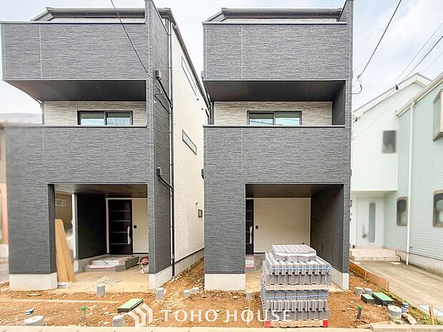 堂々たる趣ながら、主張し過ぎずどこか余裕を感じさせるシャープなフォルムで佇む邸宅。