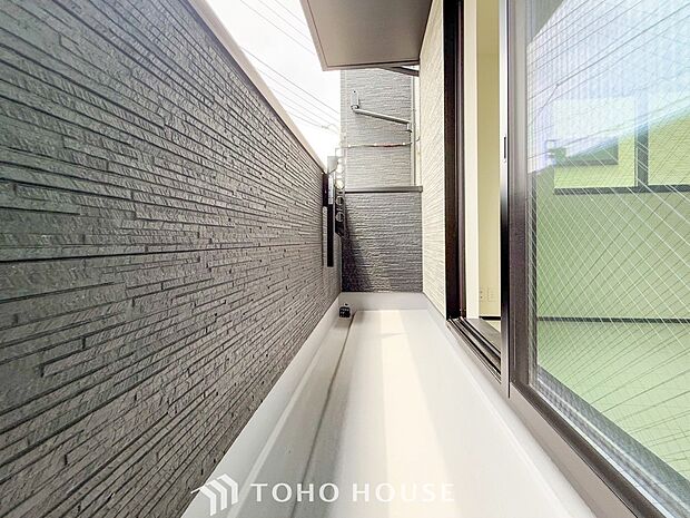 暮らしの中で光と風を演出してくれるバルコニー。