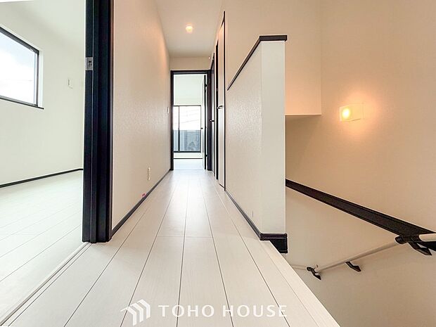 上質感漂う廊下。居住者の帰り、訪れる方を優しく迎える・安らぎに満ちた生活空間を予感させる。