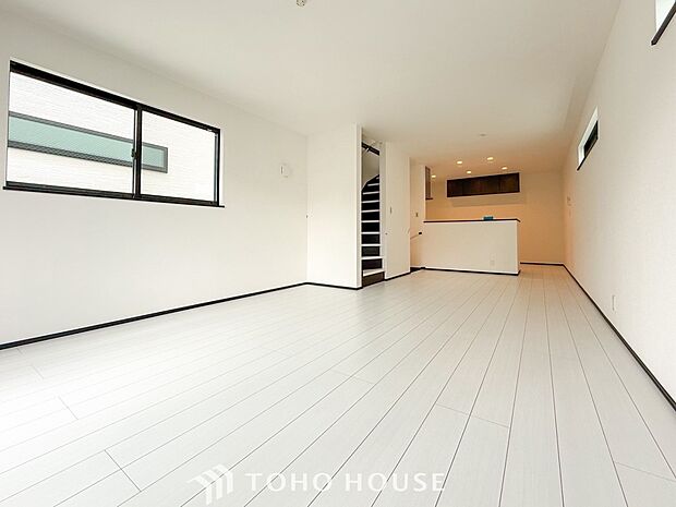 忙しい朝でも、しっかり家族が揃って食事をして頂けるゆとりある大きさのダイニングスペース。