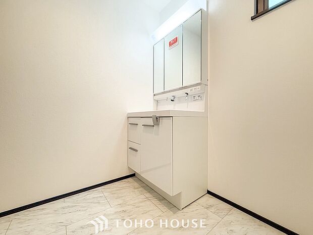 洗面台・洗面所パウダールームはナチュラルな雰囲気で清潔な印象。