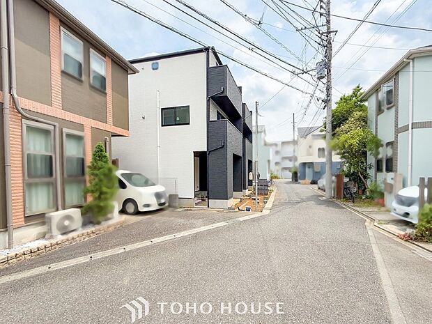 前面道路含む現地写真『快適』は「家」と「街」と「環境」が調和した時に訪れるだと改めて感じさせてくれます。