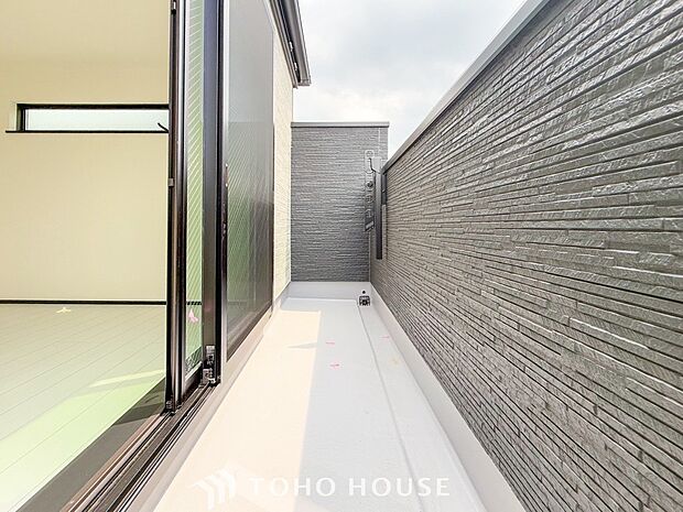 暮らしの中で光と風を演出してくれるバルコニー。