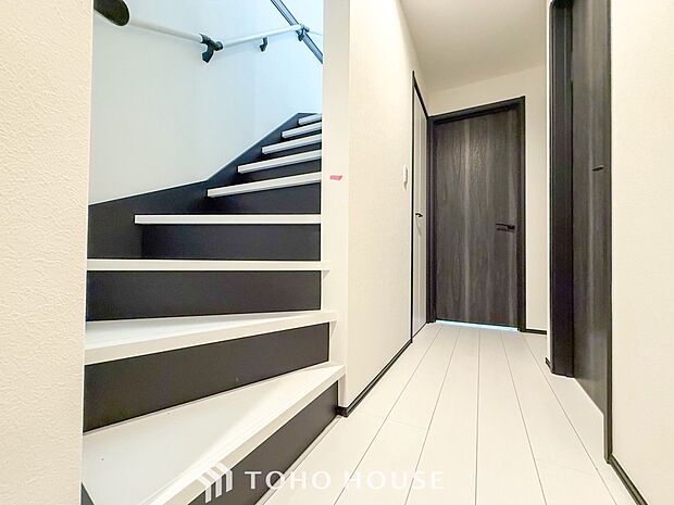 階段にはお子様やお年寄りに安心な手すりをご用意。