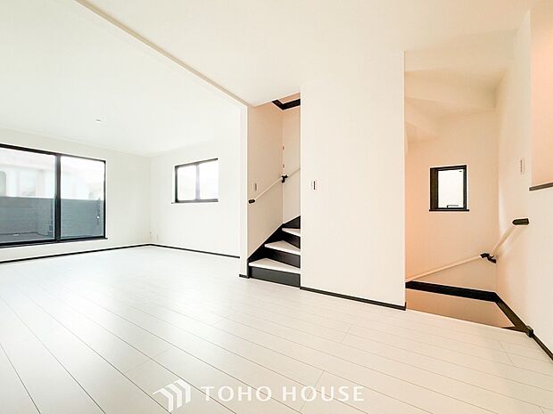 爽やかな色合いのフローリングと清潔感の溢れるクロスが明るい空間を創り出しているリビングダイニング。