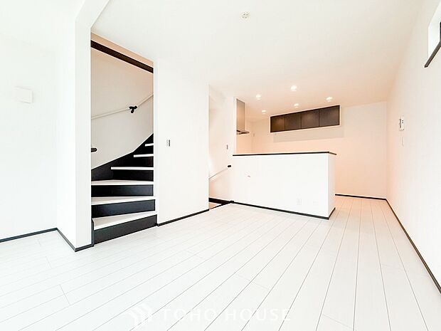 対面式キッチンのあるLDKで家族の会話が弾みます。