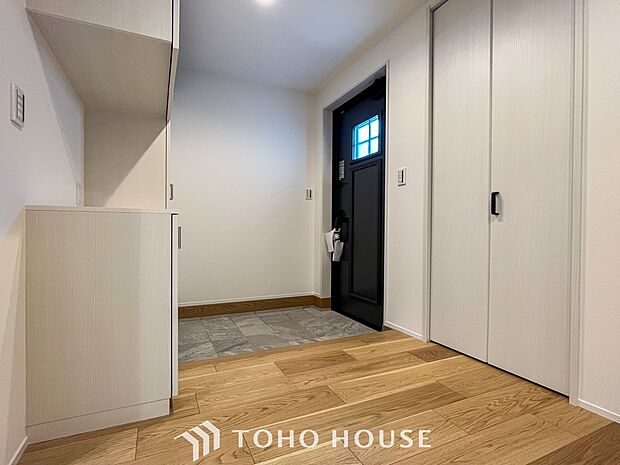 落ち着いた色を基調としていて、明るく優しい玄関となっています。