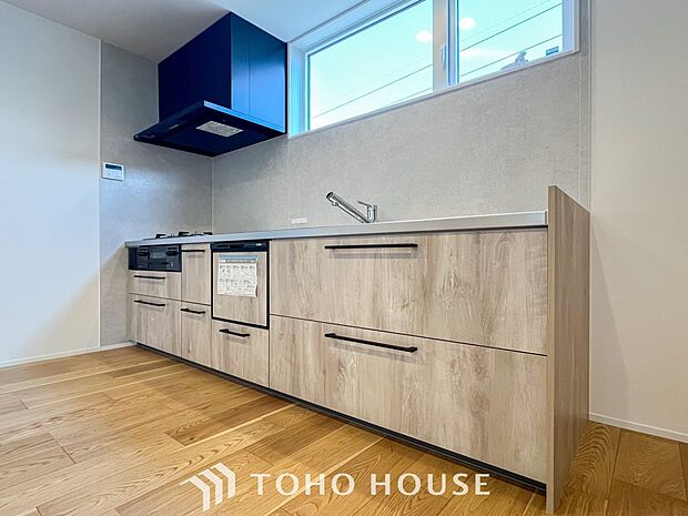 機能的で使い勝手のよさそうなキッチン。明るく清潔感があります。