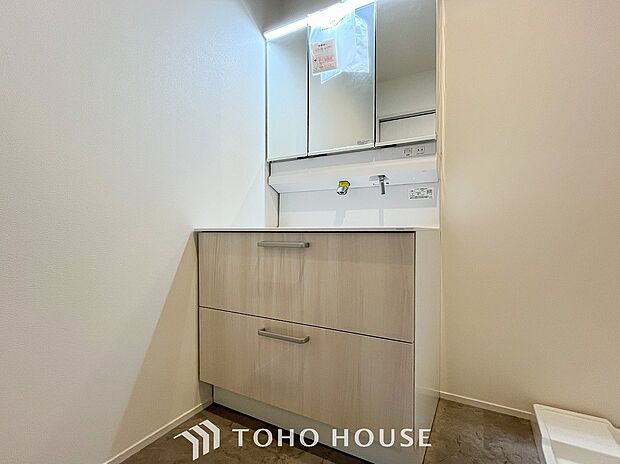 洗面台・洗面所三面鏡裏収納には化粧品や洗面用品類をすっきり整理できます。