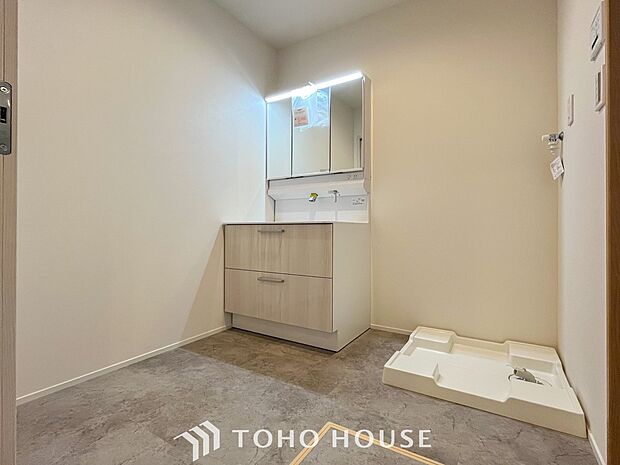 清潔感のあるプライベート空間は、身だしなみチェックや肌のお手入れに最適です。