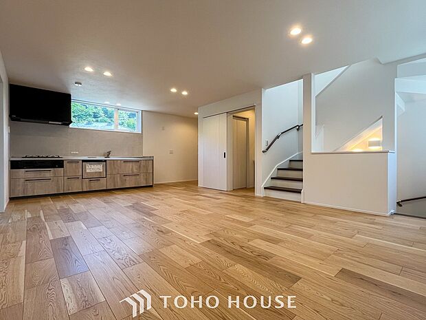 やわらかな陽射しがふりそそぎ、室内に開放感と爽快感をもたらします。