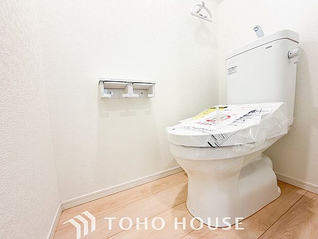 換気と明るさに配慮した清潔感溢れるトイレ。落ち着いた空間で安らぎのひとときをお過ごしいただけます。