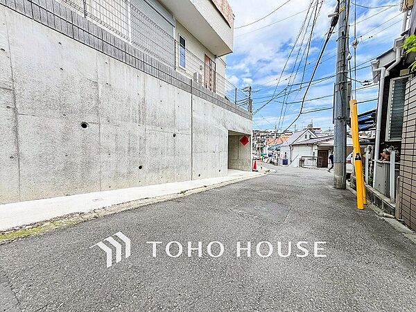 前面道路含む現地写真『快適』は「家」と「街」と「環境」が調和した時に訪れるだと改めて感じさせてくれます。