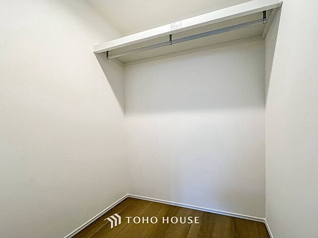 衣類だけでなく大きな荷物も収納でき、お部屋がすっきりします。