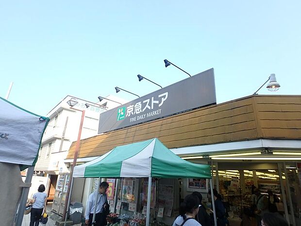 毎日の食卓を彩る新鮮な食料品が揃います。プライベードブランドの商品にも力を入れています。