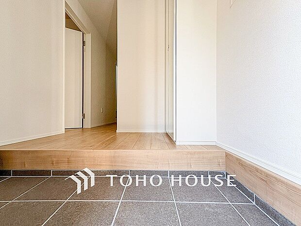 清潔感溢れる玄関がお出迎えする本邸宅の物語は、ここから始まる日常を期待させます。