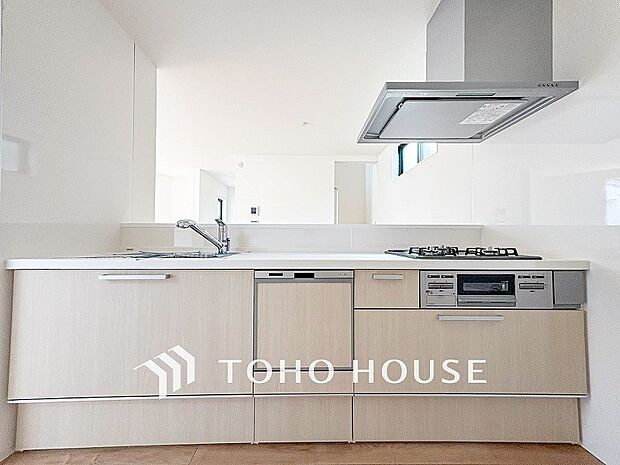 お手入れのしやすいすっきりしたシステムキッチンを採用しました。