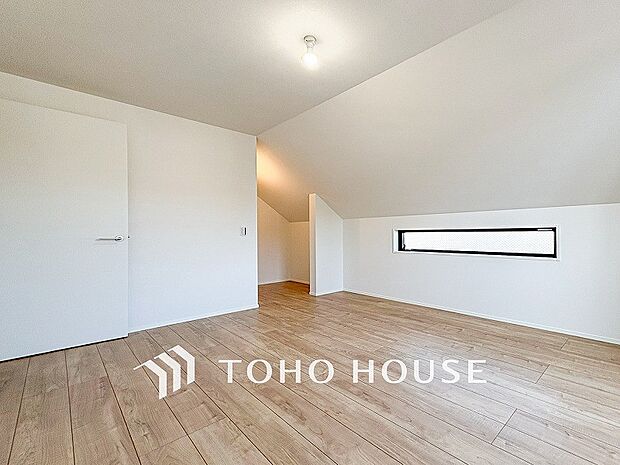 大きな窓からたっぷりと陽光が注がれる明るい空間。家族の成長に対応できる永住仕様の間取り。