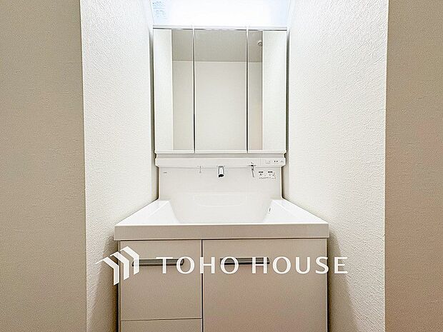 洗面台・洗面所三面鏡裏収納には化粧品や洗面用品類をすっきり整理できます。