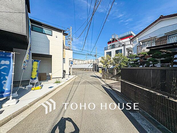 前面道路含む現地写真『快適』は「家」と「街」と「環境」が調和した時に訪れるだと改めて感じさせてくれます。