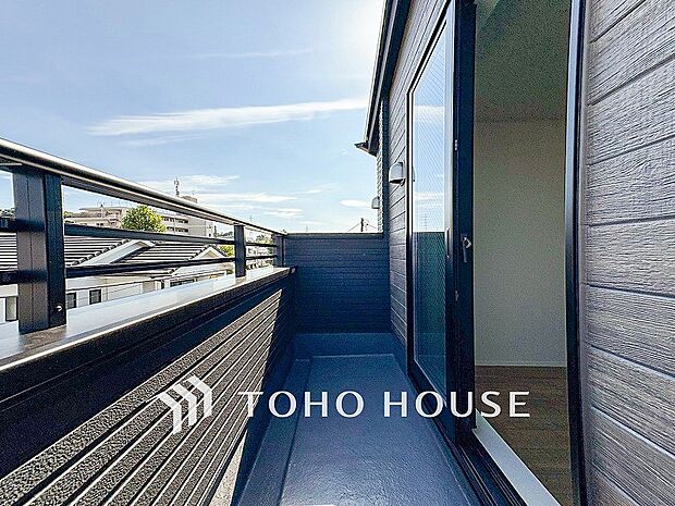 太陽の恵みをたっぷりと受けて、洗濯物も気持ちよく干せそうです。