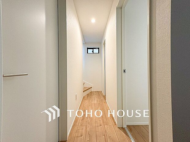 上質感漂う廊下。居住者の帰り、訪れる方を優しく迎える・安らぎに満ちた生活空間を予感させる。