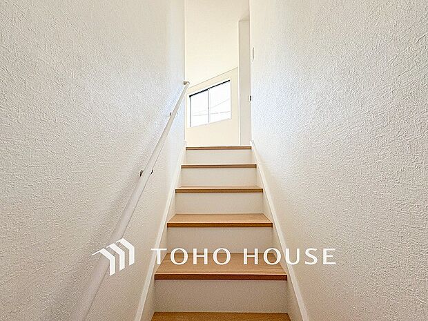 階段にはお子様やお年寄りに安心な手すりをご用意。