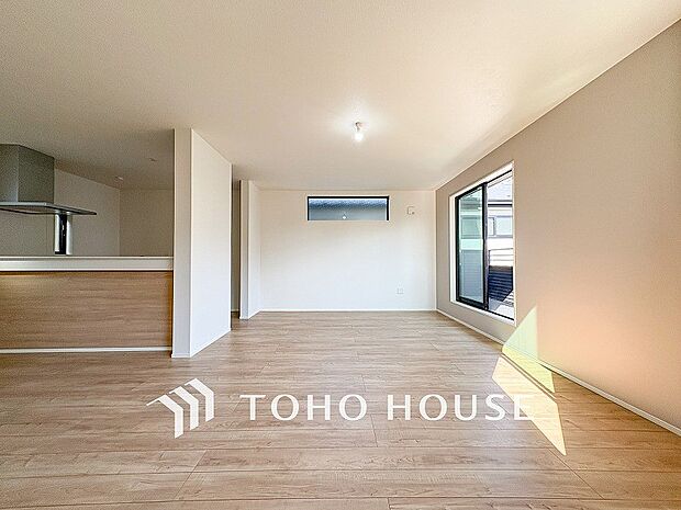 対面式キッチンのあるLDKで家族の会話が弾みます。