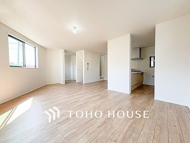 あたたかい日差しがたっぷり降り注ぐLDKは自然と家族の顔があかるい笑顔に。