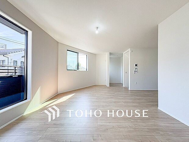 ご家族みんながゆったり寛げる広々リビング。上質な時間を育む暮らしのメインステージです。