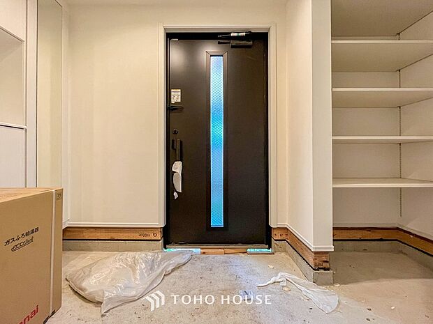明るくコントラストのある、開放感と清潔感を兼ね備えた玄関。