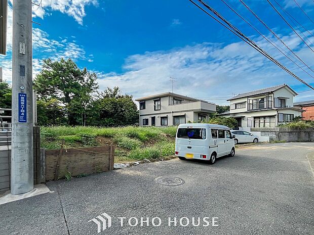 前面道路含む現地写真『快適』は「家」と「街」と「環境」が調和した時に訪れるだと改めて感じさせてくれます。