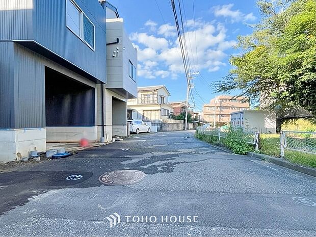 前面道路含む現地写真『快適』は「家」と「街」と「環境」が調和した時に訪れるだと改めて感じさせてくれます。