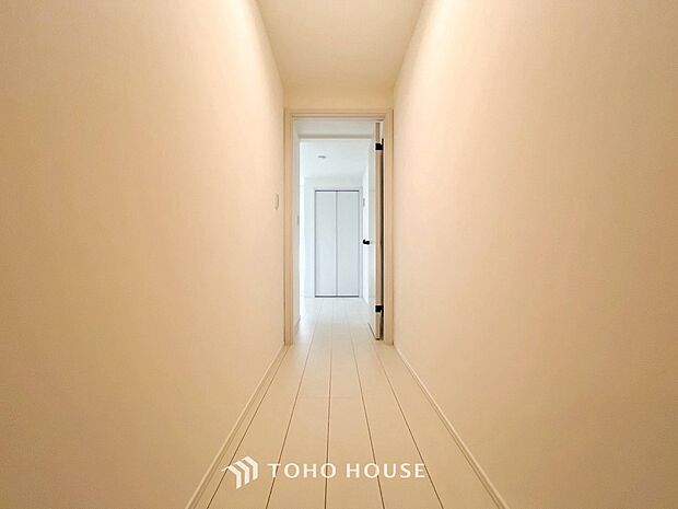 上質感漂う廊下。居住者の帰り、訪れる方を優しく迎える・安らぎに満ちた生活空間を予感させる。