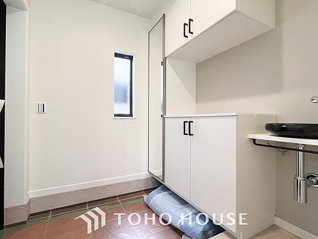 居住者の帰り、訪れる方を優しく迎えてくれる開放感のある玄関。