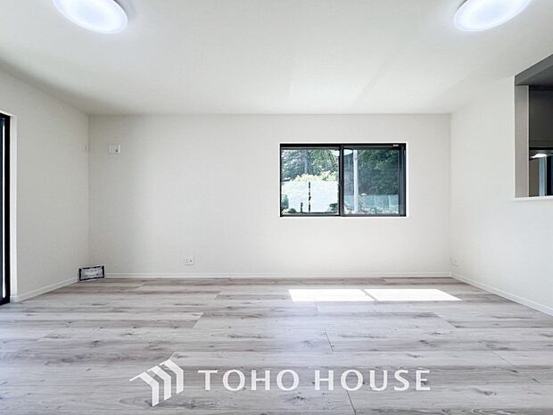 家族と過ごすひと時を溢れる光が優しく包み込むリビングダイニング。