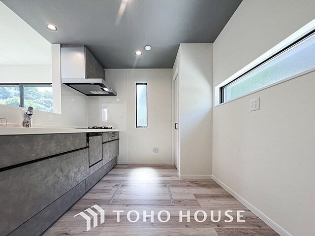 明るい自然光が入る対面キッチン。家族そろってキッチンに立っても調理がしやすく余裕の広さ。