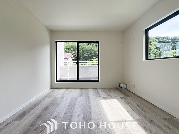 大きな窓からたっぷりと陽光が注がれる明るい空間。家族の成長に対応できる永住仕様の間取り。