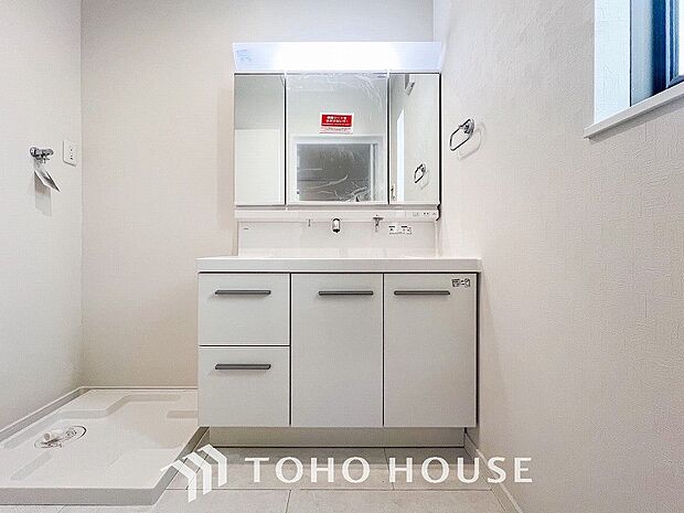 洗面台・洗面所パウダールームはナチュラルな雰囲気で清潔な印象。