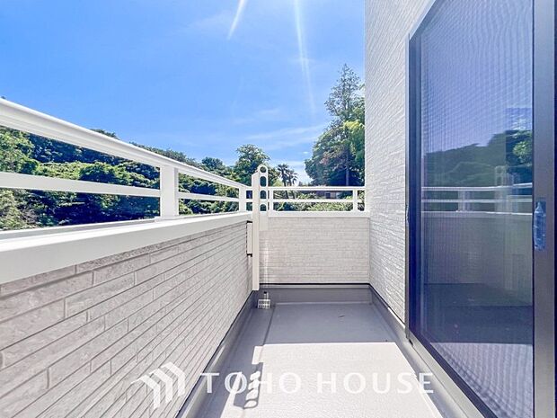 暮らしの中で光と風を演出してくれるバルコニー。