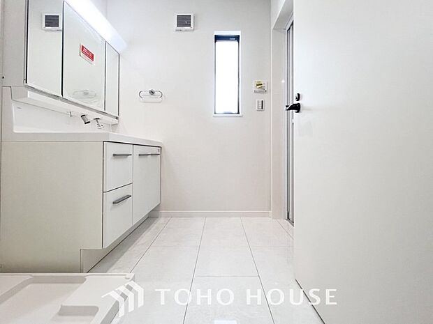 落ち着いた空間を演出するカラーと、ゆったりお使い頂ける広さが魅力のパウダールーム。