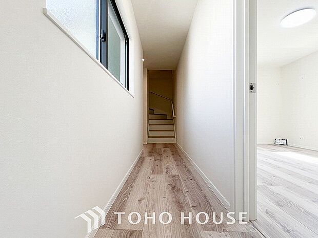 やわらかな陽射しがふりそそぎ、ゆったりした時間が流れる室内。