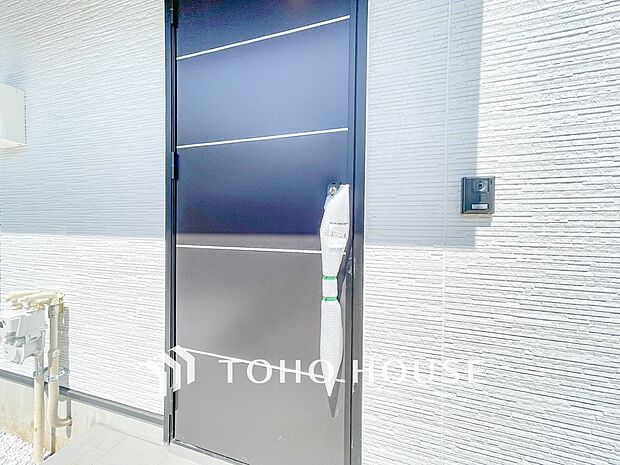 清潔感溢れる玄関がお出迎えする本邸宅の物語は、ここから始まる日常を期待させます。