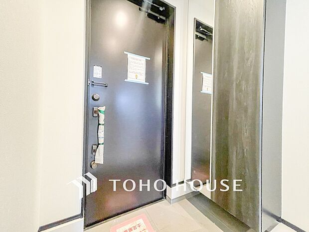 居住者の帰り、訪れる方を優しく迎えてくれる開放感のある玄関。