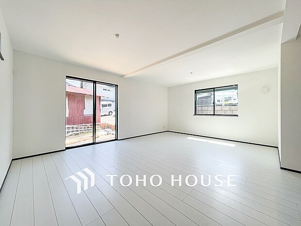 あたたかい日差しがたっぷり降り注ぐLDKは自然と家族の顔があかるい笑顔に。