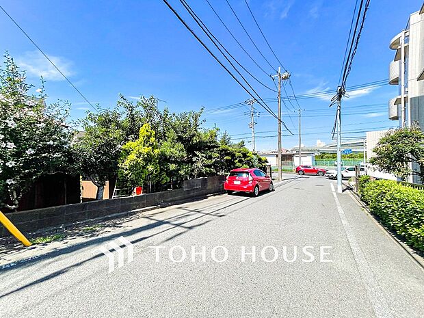 前面道路含む現地写真『快適』は「家」と「街」と「環境」が調和した時に訪れるだと改めて感じさせてくれます。